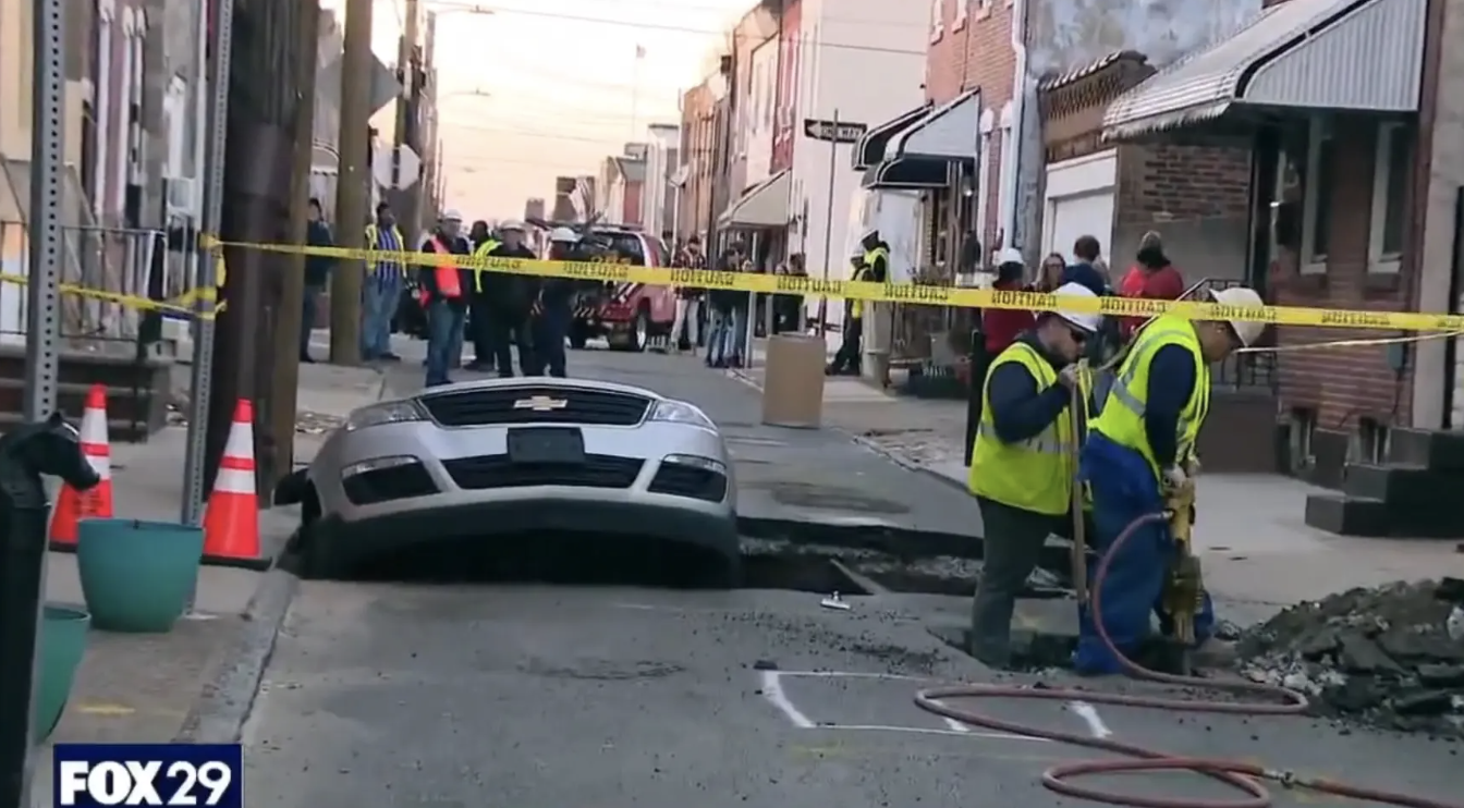 费城街道塌陷警察妻子车被吞，丈夫淡定回应：没什么大不了，费城日常而已